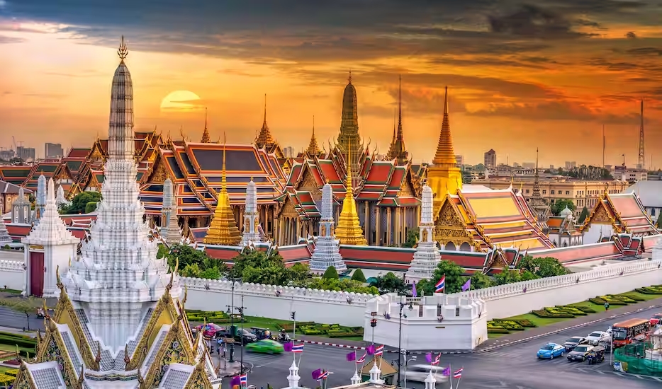 Grand_palace_and_Wat_phra_keaw_at_sunset_bangkok